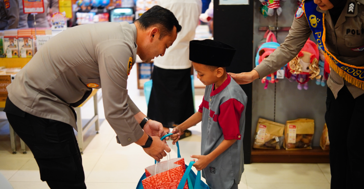 Ilustrasi polres bogor untuk artikel Polres Bogor Ajak 80 Anak Yatim Belanja dan Nonton